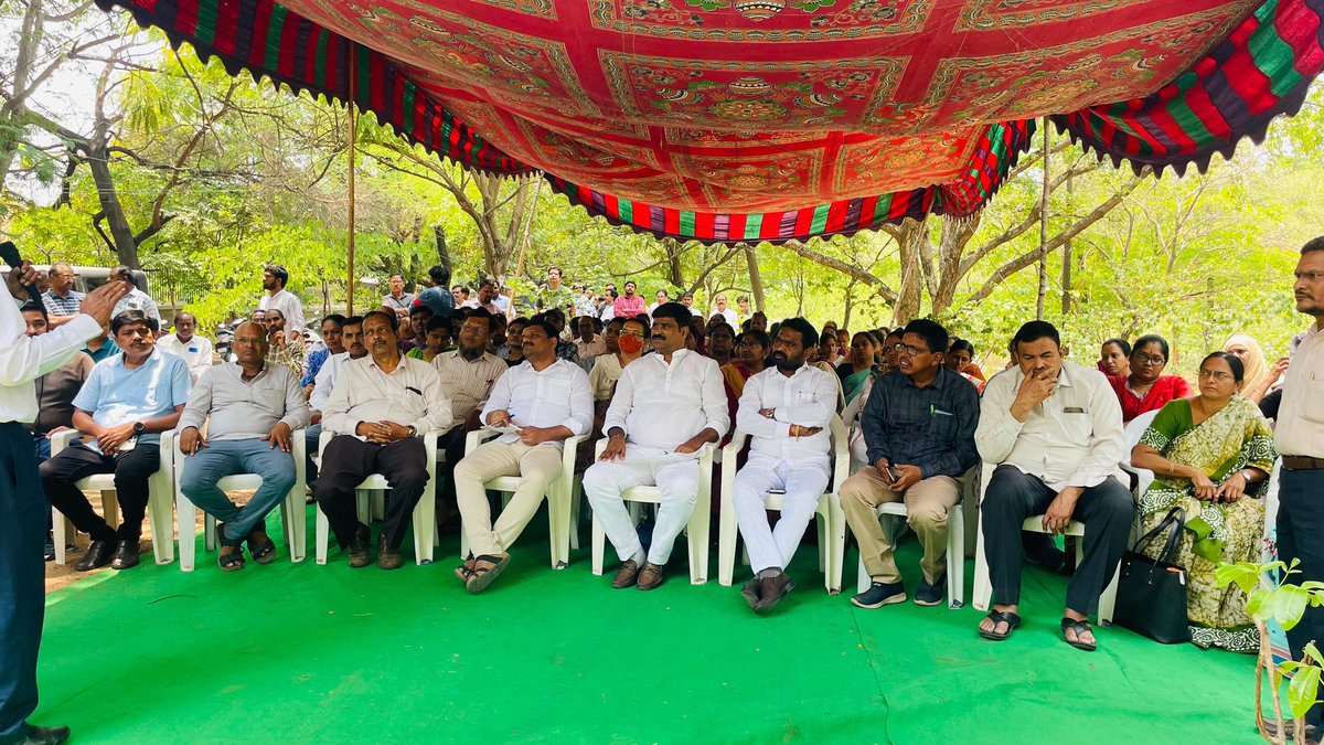 VatteJanaiah's tweet photo. తెలంగాణ ఆల్ యూనివర్సిటీస్ కాంట్రాక్టు అసిస్టెంట్ ప్రొఫెసర్స్ జేఏసీ నిరవధిక సమ్మెకు మద్దతు పలికిన MLC తీన్మార్ మల్లన్న గారు, తెలంగాణ రాష్ట్ర బీసీ జేఏసీ సమన్వయ కర్త వట్టె జానయ్య యాదవ్ గారు.
#vattejanaiahyadavofficial #TeenmarMallanna #bcjac #Telangana https://t.co/jyMlHSr6n4