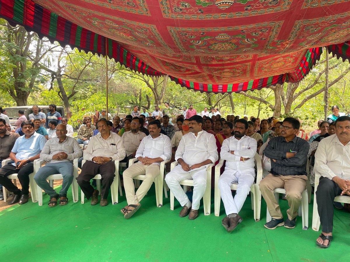 VatteJanaiah's tweet photo. తెలంగాణ ఆల్ యూనివర్సిటీస్ కాంట్రాక్టు అసిస్టెంట్ ప్రొఫెసర్స్ జేఏసీ నిరవధిక సమ్మెకు మద్దతు పలికిన MLC తీన్మార్ మల్లన్న గారు, తెలంగాణ రాష్ట్ర బీసీ జేఏసీ సమన్వయ కర్త వట్టె జానయ్య యాదవ్ గారు.
#vattejanaiahyadavofficial #TeenmarMallanna #bcjac #Telangana https://t.co/jyMlHSr6n4