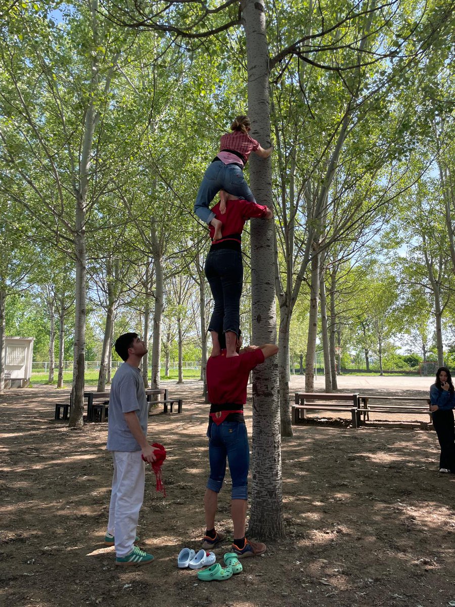 Día 3 de l'Erasmus Migratory Birds. Avui l'alumnat ha visitat els llocs emblemàtics de la ciutat i han conegut el projecte social del Casal Claret. Després han fet un dinar de germanor i finalment han après a construir "castells" amb els <a href="/emboirats/">PuntCAT</a>.uvic