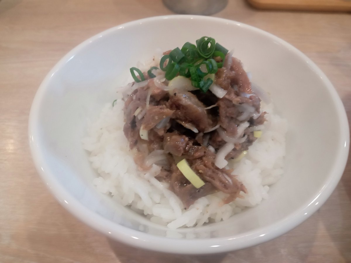 tom1215maze's tweet photo. 今日のラーメン　麺王道 勝 🔥🔥
特別な味噌ラーメンと牛たんほぐし丼塩ネギ
5/2新OPEN予定[らーめん喰櫓武クロム]さんのクロム式手揉み極太麺🍜
手揉み極太麺と味噌スープが良くからむ一杯🍜🍜
牛たんほぐし丼も相変わらずの旨さ🥰🥰
おやじさん、やまやまさん、もすけさんも https://t.co/Rwk4AUr6Kt
