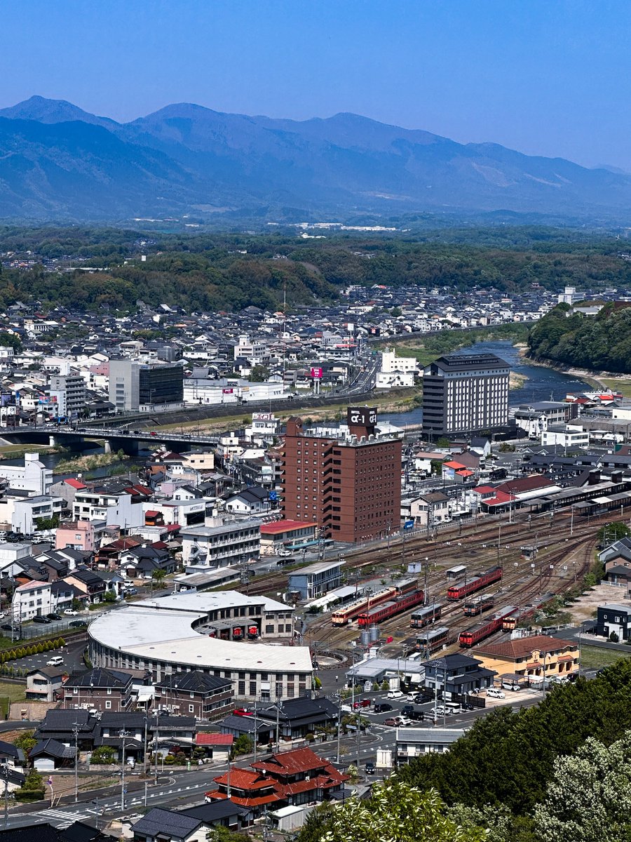 八畳岩から見下ろした今日の津山　さりげない感じでキハ58と偽物が