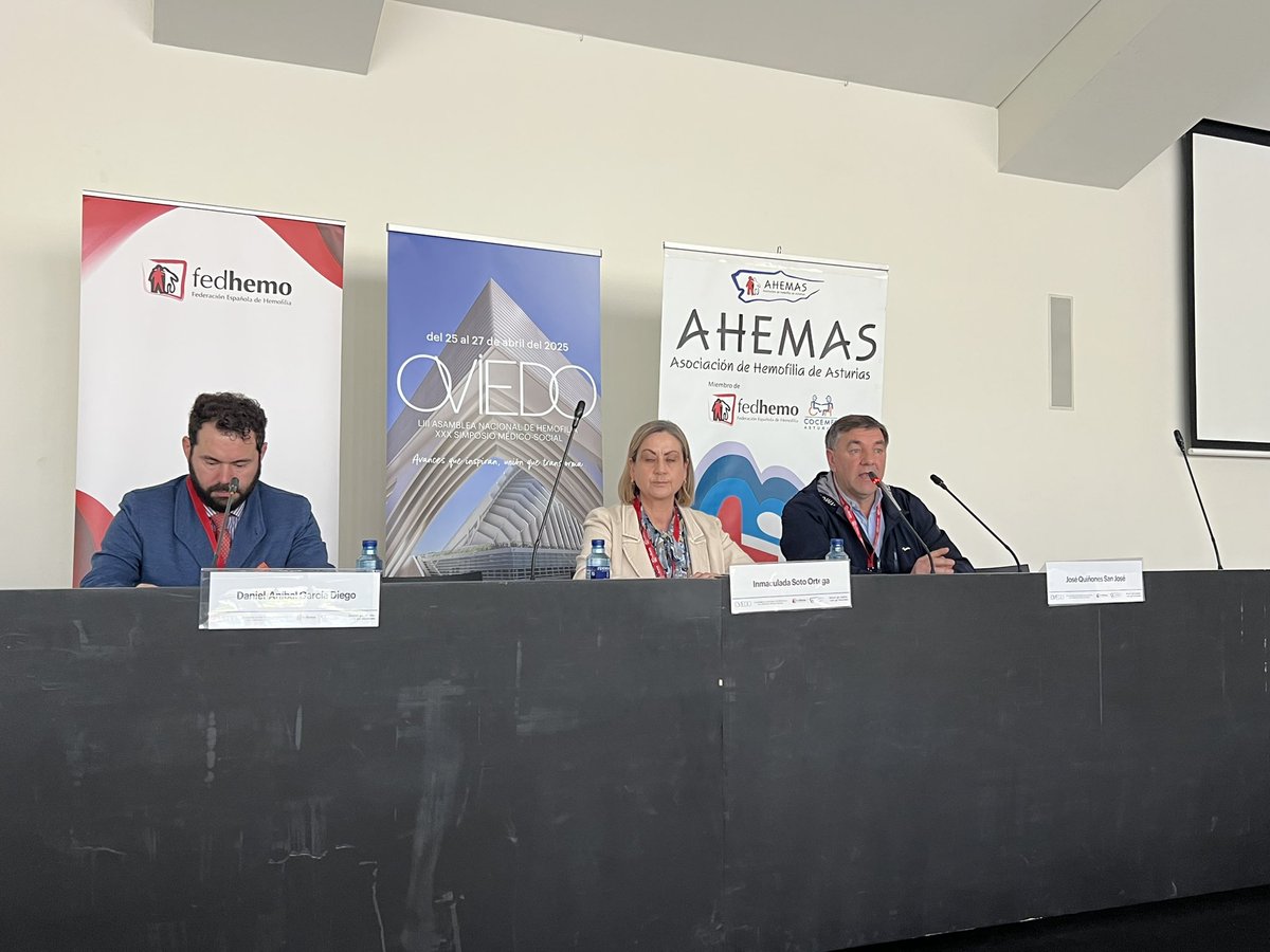 Ya comenzamos la mañana con el simposio médico social, inaugurando el presidente de ahemas José Quiñones, el presidente de fedhemo Daniel Aníbal García y la hematologa Inmaculada Soto.