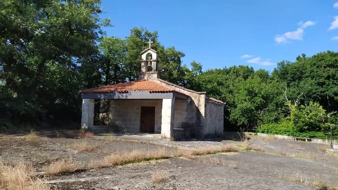 patrimonioToen's tweet photo. A Festa da Pascuilla de Mugares (#Toen) celébrase no adro da Igrexa Vella, hoxe coñecida coma Capela das Angurias, e que antes do s.XVI era a igrexa de San Martiño, matriz da parroquia ata que o abade García Bahamonde erixiu a nova de Santa María⬇️ https://t.co/98lK1nWWRF