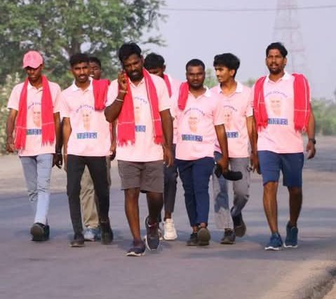 PadigePrashanth's tweet photo. భారత రాష్ట్ర సమితి రజితోత్సవాల సందర్భంగా రెండవ రోజు పాదయాత్ర మీ  పడిగే హరీష్ రావు ప్రశాంత్ ముదిరాజ్ @BRSHarish @BRSparty @RaoKavitha @KTRBRS https://t.co/T3A11LITK9