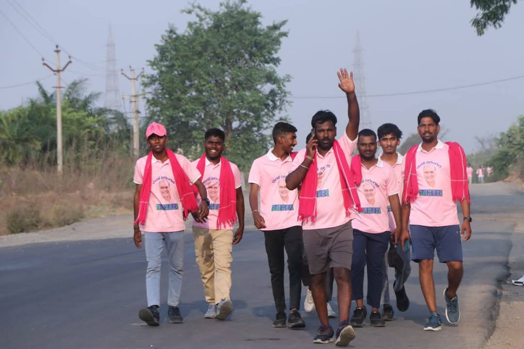 PadigePrashanth's tweet photo. భారత రాష్ట్ర సమితి రజితోత్సవాల సందర్భంగా రెండవ రోజు పాదయాత్ర మీ  పడిగే హరీష్ రావు ప్రశాంత్ ముదిరాజ్ @BRSHarish @BRSparty @RaoKavitha @KTRBRS https://t.co/T3A11LITK9