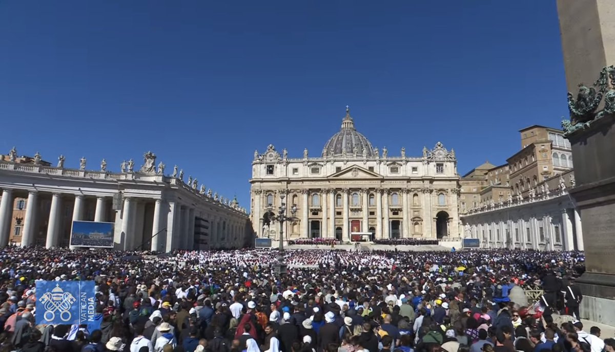 MartinDandach's tweet image. 170 delegaciones internacionales. Mas de 4000 periodistas. Casi 250.000 personas. La presencia de los principales Jefes de Estado. La Plaza de San Pedro está desbordada, no hay precedentes. El mundo entero vino a despedir al Papa Francisco, su faro moral y espiritual. El planeta…