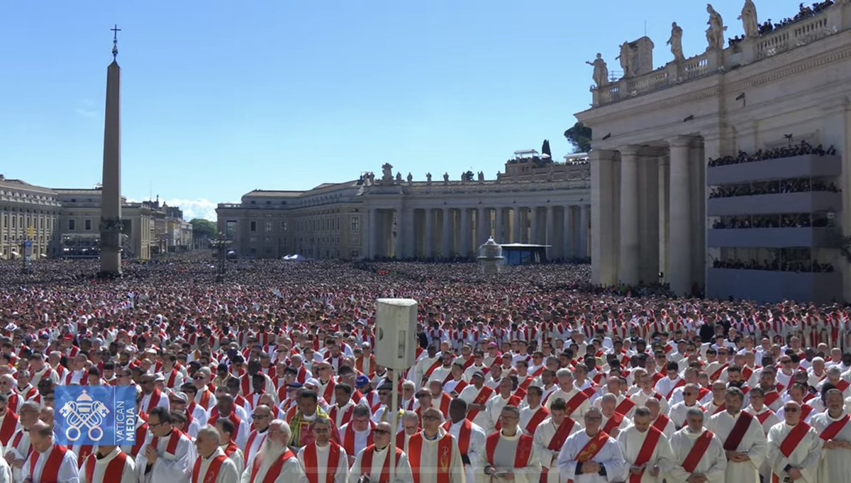 MartinDandach's tweet image. 170 delegaciones internacionales. Mas de 4000 periodistas. Casi 250.000 personas. La presencia de los principales Jefes de Estado. La Plaza de San Pedro está desbordada, no hay precedentes. El mundo entero vino a despedir al Papa Francisco, su faro moral y espiritual. El planeta…