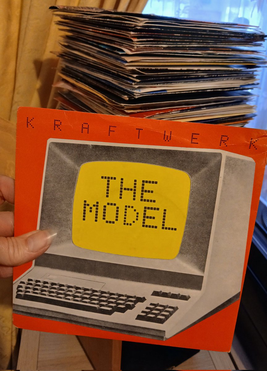 clairy_clairy8's tweet image. &quot;She&apos;s a model and she&apos;s looking good. I&apos;d like to take her home that&apos;s understood. She plays hard to get, she smiles from time to time. It only takes a camera to change her mind...&quot; 💛 #TheModel (1978) (Re-released in 1981) #Kraftwerk #Electronic #SynthPop Happy Saturday all! 💛