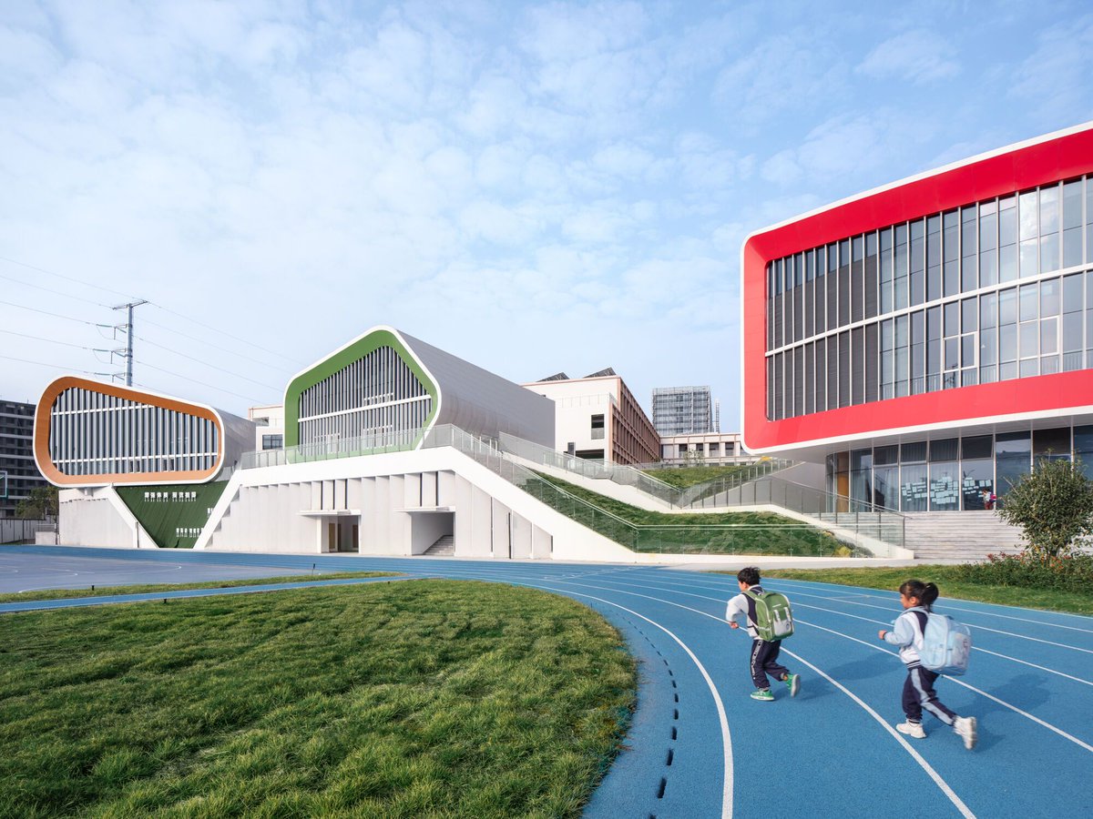 Archello's tweet image. At Quzhou No.6 Experimental School, @LYCS_ARC redefines campus design with a “street” concept that weaves together teaching, play, and discovery. 
buff.ly/Gp7LCfj

#CampusArchitecture #EducationalDesign #MaterialMatters