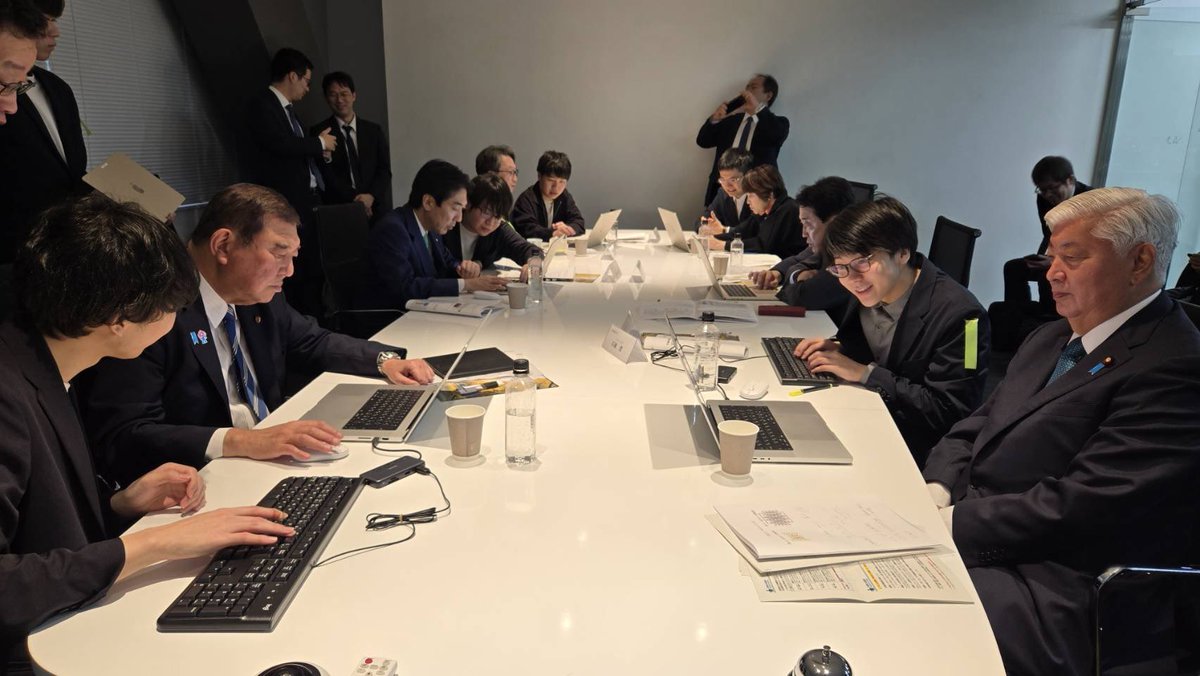 shigeruishiba's tweet photo. 大臣5名とともに松尾豊教授のAI講座。実際に生成AIを使用するコンペにも参加しました。TAさんのおかげでトロフィーをいただきました。 https://t.co/rAU9VZHRFI