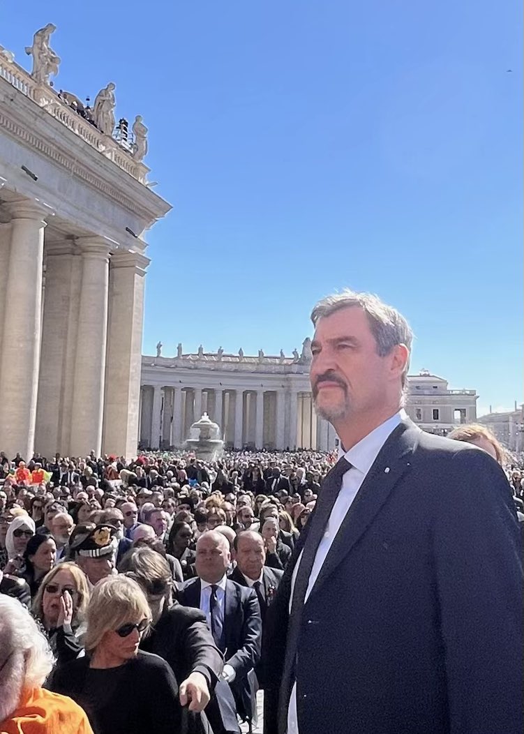 Markus_Soeder's tweet photo. Sehr bewegende Momente in #Rom kurz vor Beginn des Requiems. Wir werden Papst #Franziskus sehr vermissen. Es ist ergreifend, wie viele Menschen sich gleich hier am Petersplatz im #Vatikan und weltweit zuhause vor den Fernsehern von ihm verabschieden werden. #Abschied #Trauer https://t.co/u6XDKLK1j0