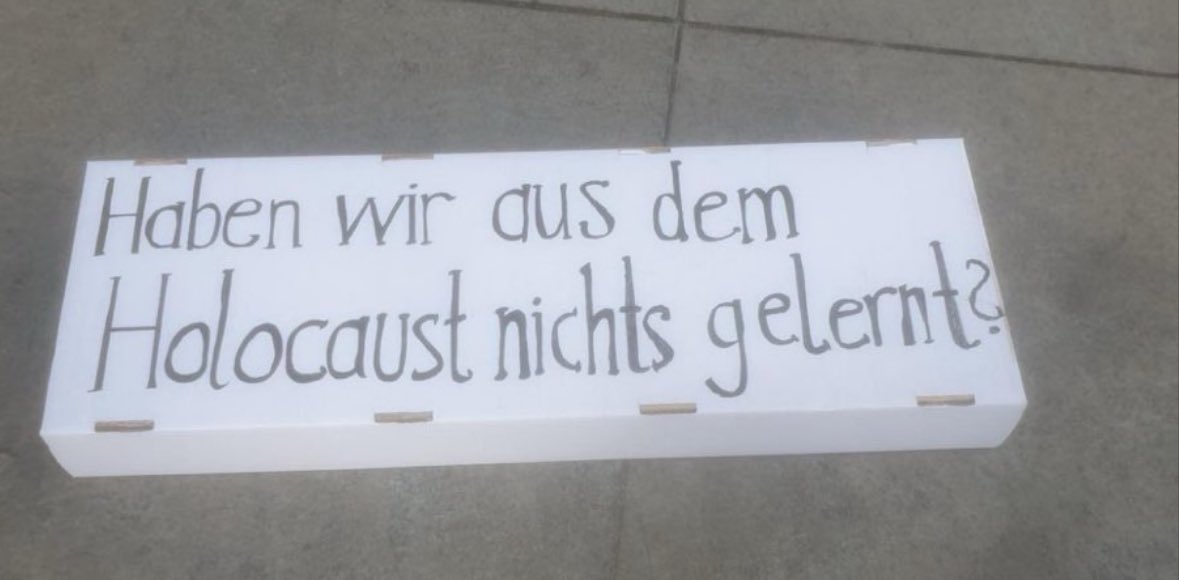 In Berlin kann man nun offiziell wegen Holocaustverharmlosung verurteilt werden, wenn man die Frage stellt: „Haben wir aus dem Holocaust nichts gelernt?“