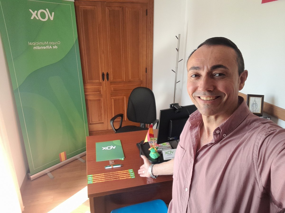 VoxAlhendin's tweet photo. ✅ TARDE de Viernes, Nuestro Portavoz, @diegodggonzalez  , estuvo haciendo entrega de "La Pulsera Prohibida", en el Despacho del Grupo Municipal @VOXAlhendín,  a los simpatizantes que la habían solicitado.

‼️ Y TÚ, TIENES YA TÚ PULSERA PROHIBIDA⁉️

¡ Seguimos Avanzando !💪🇪🇸 https://t.co/3dOfJpM8tr