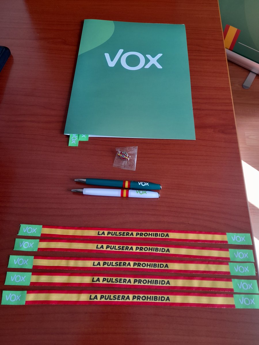 VoxAlhendin's tweet photo. ✅ TARDE de Viernes, Nuestro Portavoz, @diegodggonzalez  , estuvo haciendo entrega de "La Pulsera Prohibida", en el Despacho del Grupo Municipal @VOXAlhendín,  a los simpatizantes que la habían solicitado.

‼️ Y TÚ, TIENES YA TÚ PULSERA PROHIBIDA⁉️

¡ Seguimos Avanzando !💪🇪🇸 https://t.co/3dOfJpM8tr