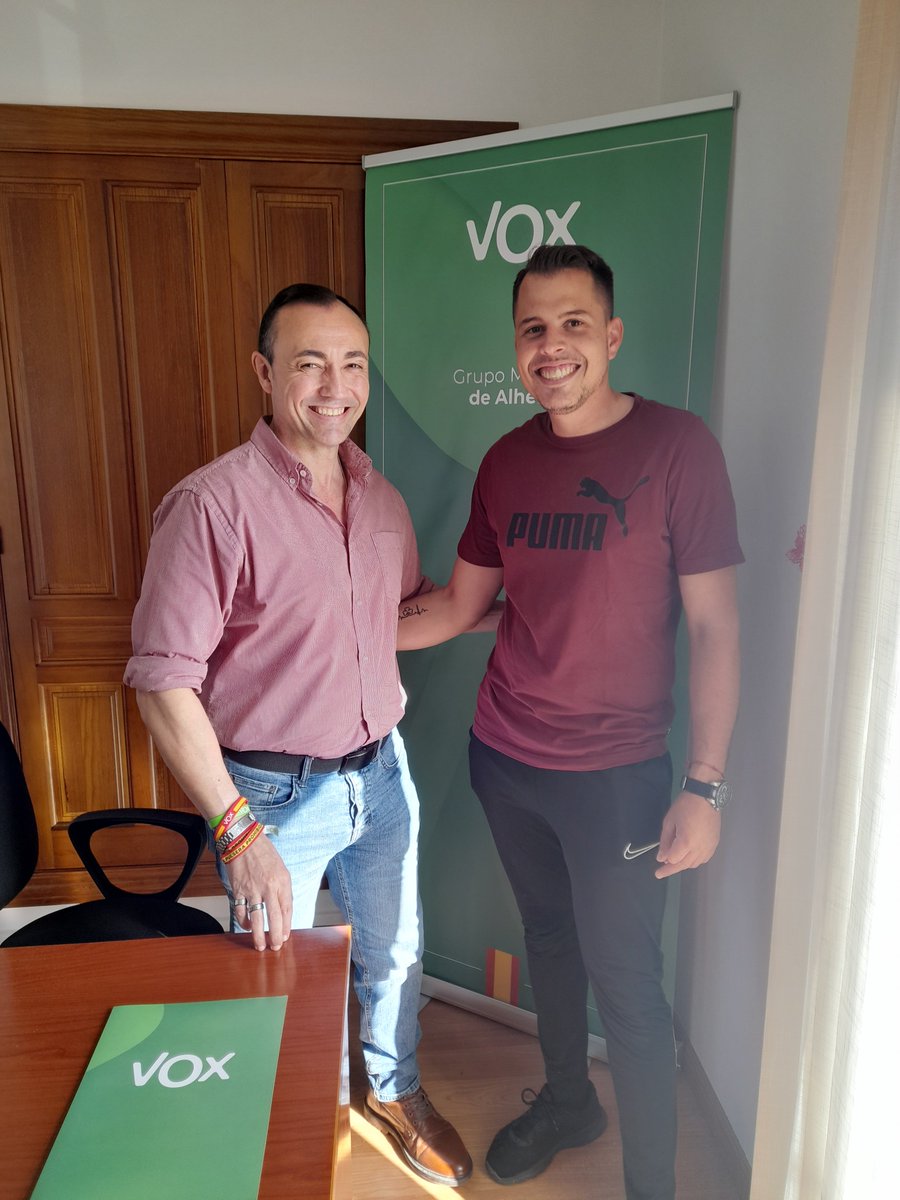VoxAlhendin's tweet photo. ✅ TARDE de Viernes, Nuestro Portavoz, @diegodggonzalez  , estuvo haciendo entrega de "La Pulsera Prohibida", en el Despacho del Grupo Municipal @VOXAlhendín,  a los simpatizantes que la habían solicitado.

‼️ Y TÚ, TIENES YA TÚ PULSERA PROHIBIDA⁉️

¡ Seguimos Avanzando !💪🇪🇸 https://t.co/3dOfJpM8tr