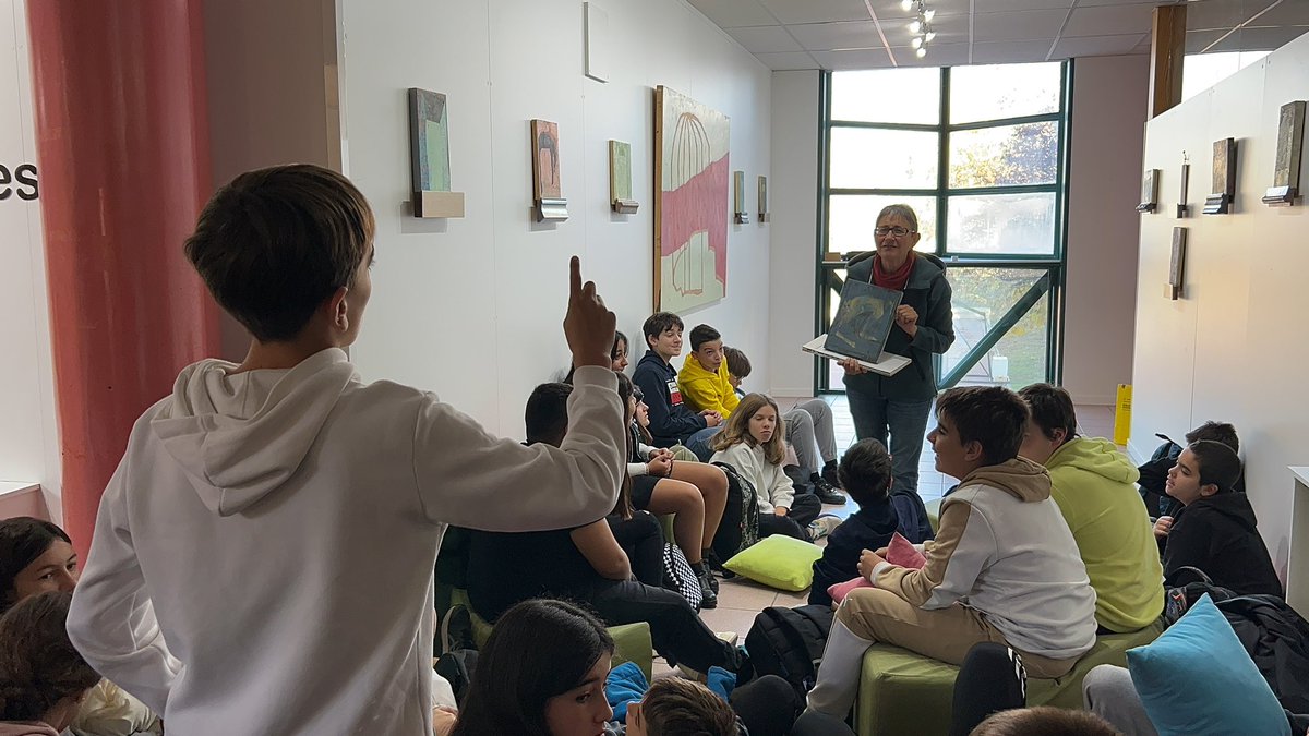 ♦ Imagina a tu hijo debatiendo frente a un mural sobre mujeres artistas olvidadas: en el Espacio REVER del IES Las Salinas, cada pasillo enseña a cuestionar y aprender con pasión.
👉 elpais.com/educacion/escu…
Un instituto transforma sus espacios para acercarse al conocimiento, el