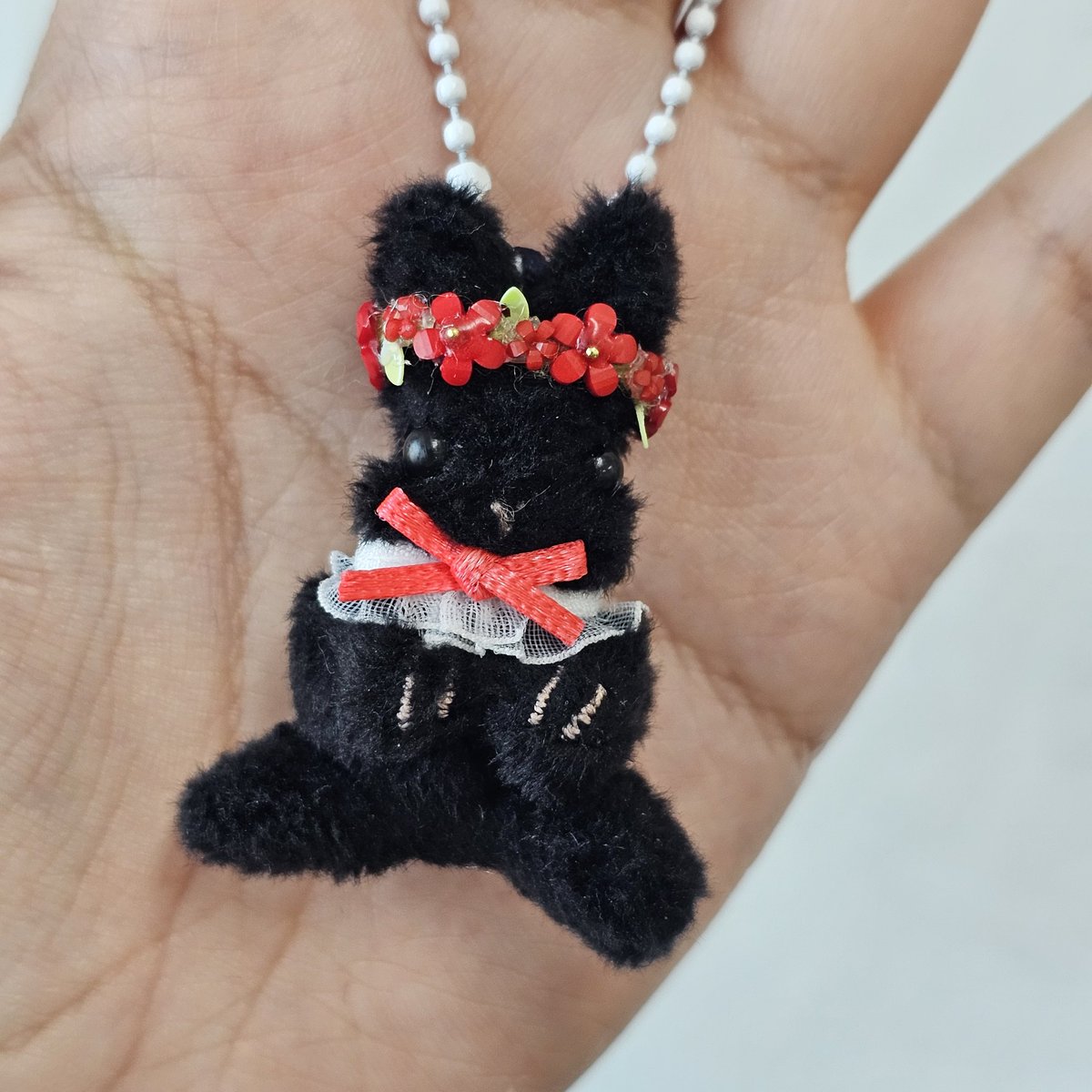 빨강 화관이 포인트인 
검토🖤❤️