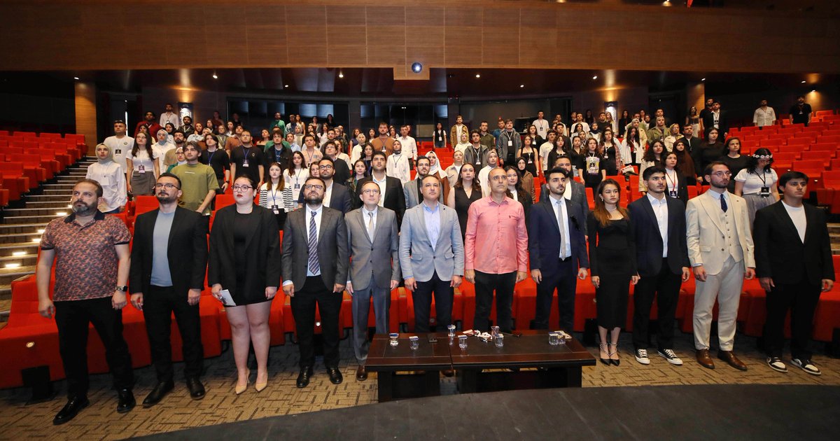 Gaziantep Üniversitesi Mühendislik Topluluğu tarafından düzenlenen VII. Kariyer Zirvesi’nin açılışı gerçekleştirildi. 

🔗habermerkezi.gaziantep.edu.tr/2025/04/26/gaz…

#ParlayanYıldız #GaziantepÜniversitesi
