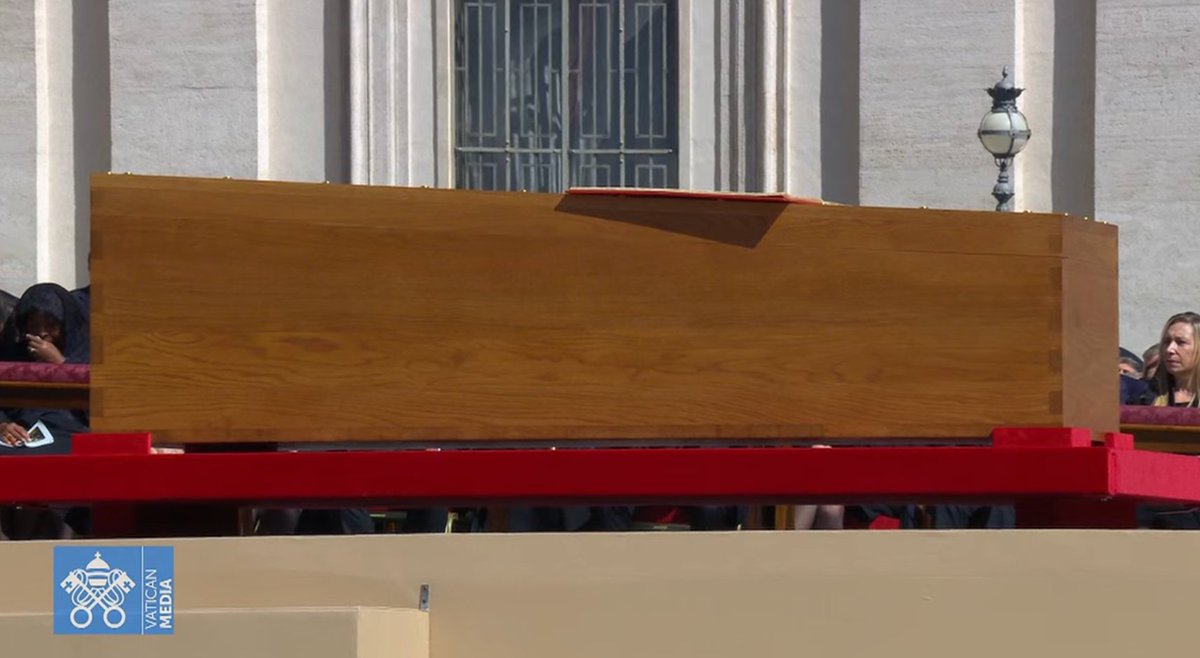 "Con nuestra oración queremos ahora confiar el alma del amado Pontífice a Dios, para que le conceda la felicidad eterna en el horizonte luminoso y glorioso de su inmenso amor". Cardenal Re #Exequias #PapaFrancisco