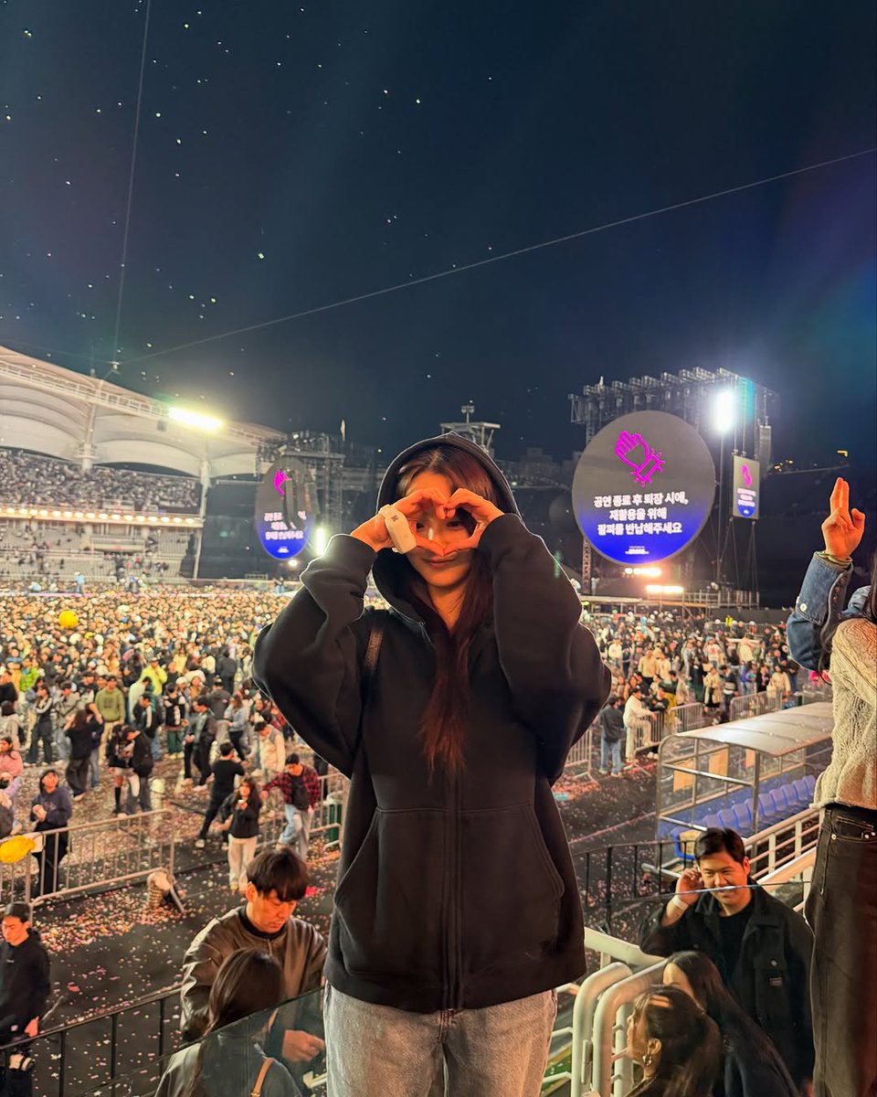for_yihyun's tweet photo. OMG MADAME WENT TO COLDPLAY'S CONCERT! 🖤 https://t.co/ZfdgSC88Um