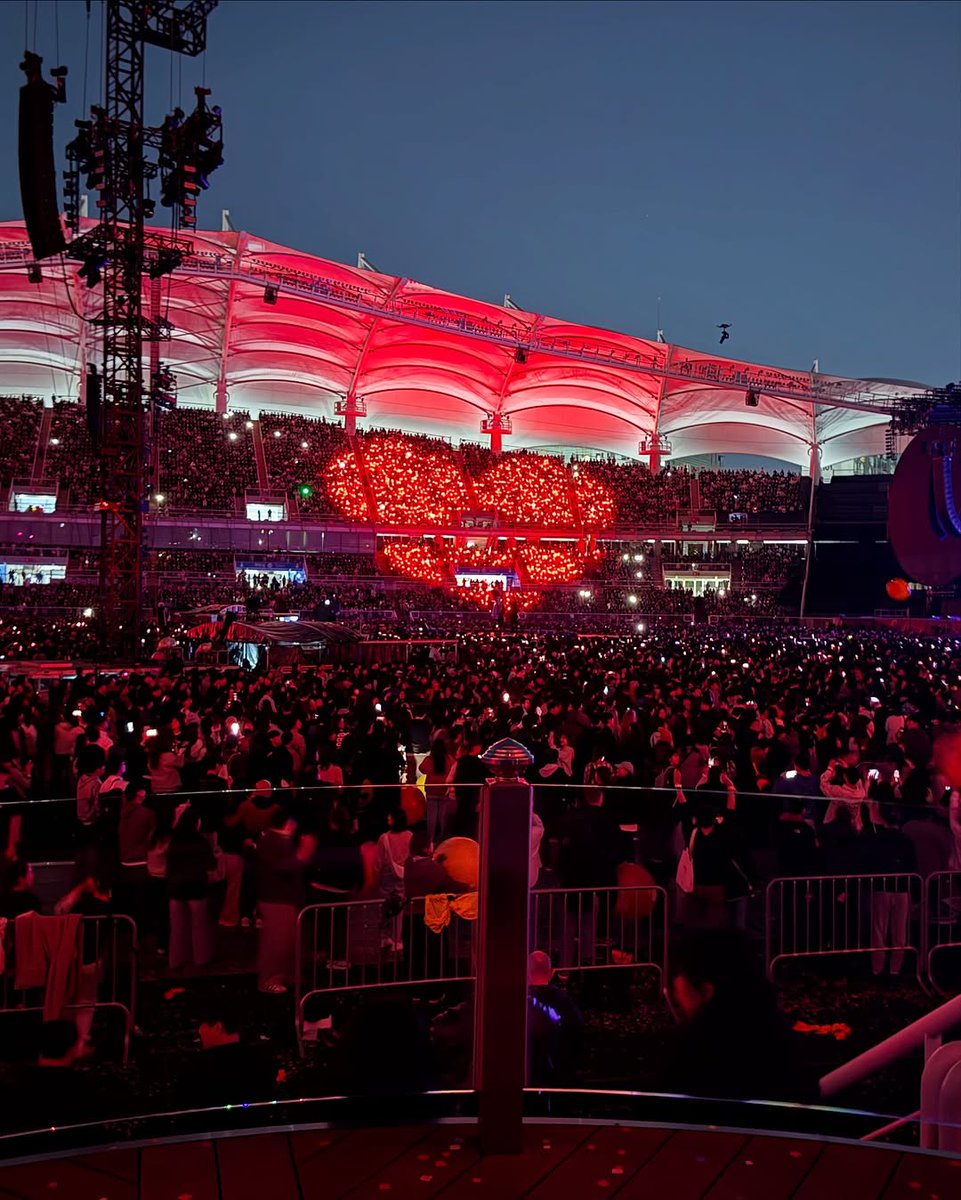 for_yihyun's tweet photo. OMG MADAME WENT TO COLDPLAY'S CONCERT! 🖤 https://t.co/ZfdgSC88Um