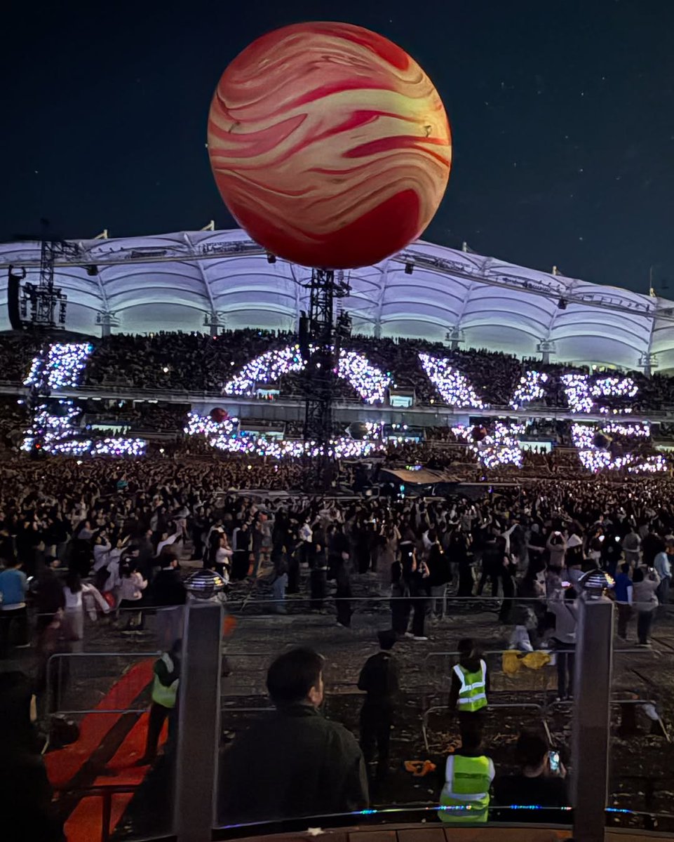 for_yihyun's tweet photo. OMG MADAME WENT TO COLDPLAY'S CONCERT! 🖤 https://t.co/ZfdgSC88Um