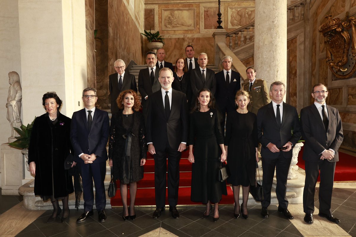 Los Reyes, ante el féretro de Su Santidad el Papa Francisco, junto a la delegación española.

➡️casareal.es/ES/Actividades…