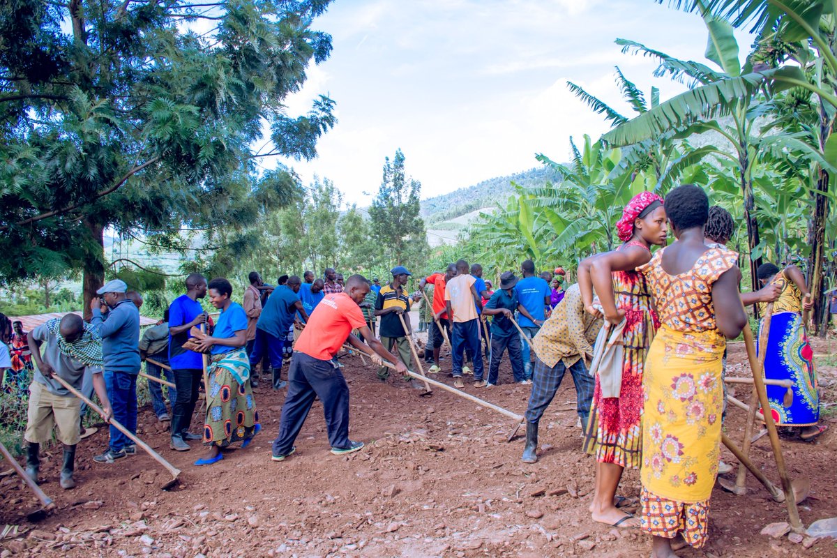 Nyagatare District (@nyagataredistr) on Twitter photo Mu Mirenge yose yโAkarere abayobozi mu nzego zitandukanye bifatanyije nโabaturage mu muganda rusange usoza ukwezi. Ku rwego rwโAkarere, uri gukorerwa
<a href="/SectorKiyombe/">Kiyombe Sector</a>, Akagari ka Tovu. Bari gusibura imirwanyasuri n'inzira z'amazi mu rwego rwo gukumira ibiza bituruka ku mvura. Mu Mirenge yose yโAkarere abayobozi mu nzego zitandukanye bifatanyije nโabaturage mu muganda rusange usoza ukwezi. Ku rwego rwโAkarere, uri gukorerwa
<a href="/SectorKiyombe/">Kiyombe Sector</a>, Akagari ka Tovu. Bari gusibura imirwanyasuri n'inzira z'amazi mu rwego rwo gukumira ibiza bituruka ku mvura.