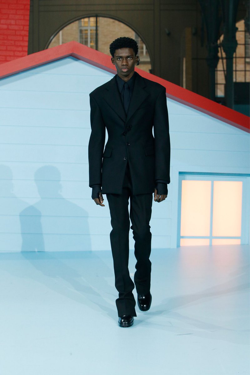 _bleedingtulips's tweet photo. First and Last looks for Louis Vuitton by Virgil Abloh https://t.co/Q1KVtiCAy5