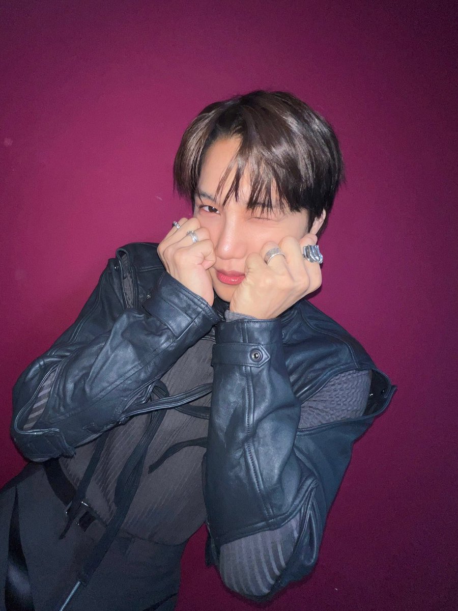 weareoneEXO's tweet photo. 🫤😉😌 
#KAI #카이 
#EXO #엑소 #weareoneEXO
#WaitOnMe #KAI_WaitOnMe 
#MusicCore #음악중심 https://t.co/3qnml6Qsay