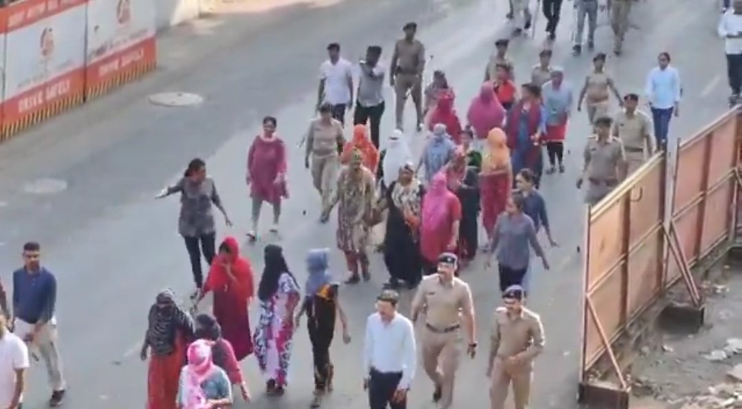 NewsAlgebraIND's tweet photo. MASSIVE 🚨 More than 1000 illegal Bangladeshis and Pakistanis detained in pre-dawn Ops by Gujarat Police

Male - 436+88
Female - 240+44
Kids - 214
Total - 1022 🔥🔥

Assam police arrested one Md Mustaq Ahmed for posting 'Pakistan Zindabad' on his Facebook handle.

Over 400 suspicious foreign immigrants DETAINED by Ahmedabad Crime Branch.