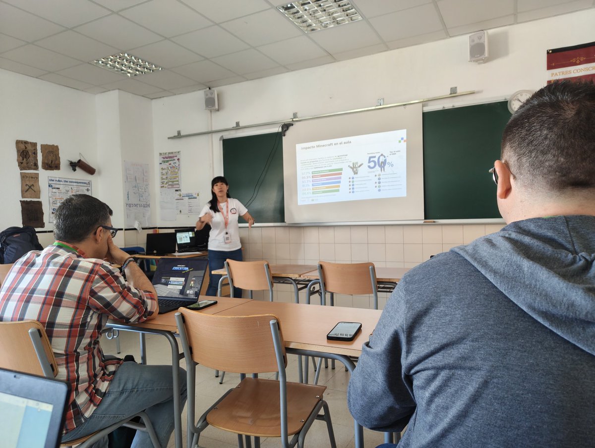 La gran <a href="/ElisaYeRico/">Elisa Rico⚜️</a> de <a href="/L3tCraft/">L3tCraft</a> presentando su taller en las #JGA25