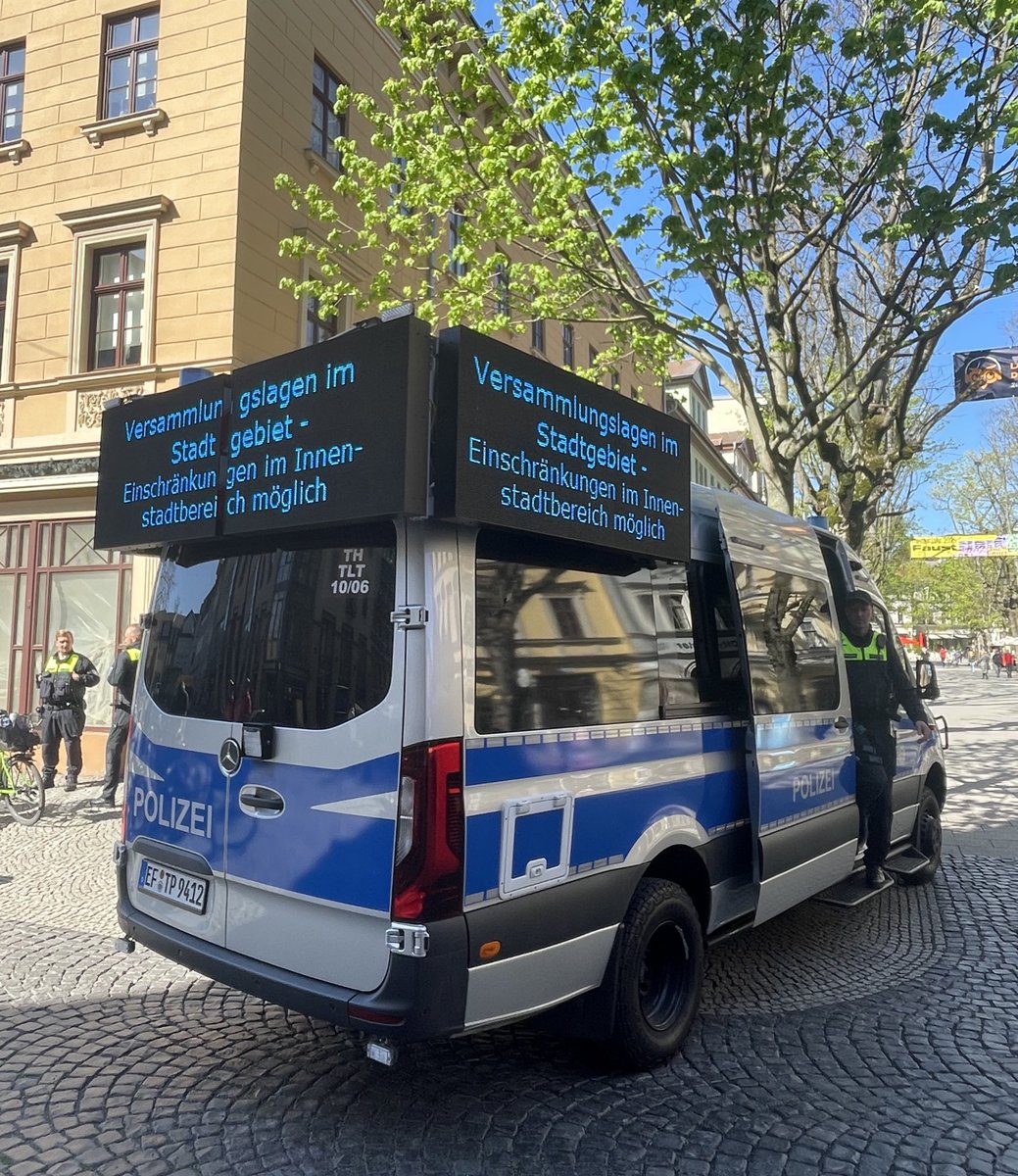 AktionsFotoOst's tweet photo. Guten Morgen,
heute berichten wir aus #Weimar, wo im Rahmen der bundesweiten rechtsextremen Demonstration ein Aufzug mit 3000 erwarteten TN angemeldet wurde. Entlang der rechten Aufzugsstrecke wurden mehrere Gegenproteste angemeldet. Die Polizei ist im Großeinsatz.
🧵1/x
#we2604 https://t.co/qun50SxPQa