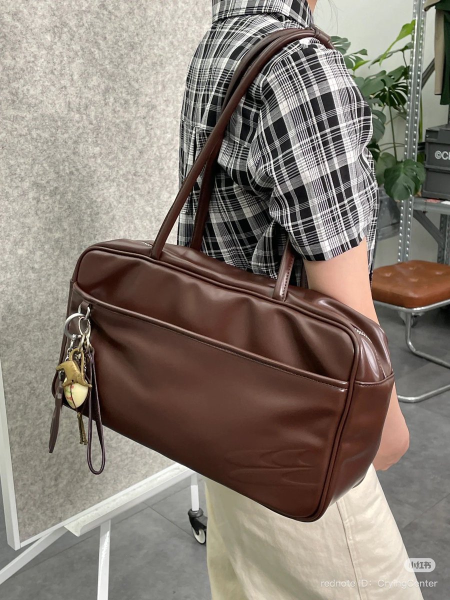 favelfafar's tweet photo. Crying Center old school bag

ใบละ 1090 ส่งฟรี (ได้มา 1290฿)
size: 38 x 12 x 19 x 29 cm

ลองใส่แค่รอบเดียว แต่ไม่ค่อยชอบกระเป๋าสะพายข้าง ไม่มีตำหนิตรงไหนค่า 
🙇🏻‍♀️ ทักมาขอดูสภาพก่อนได้ค่ะ 

พร้อมโอนลดได้นิดหน่อยคับ

#กระเป๋าcryingcenter https://t.co/Bx0l4Qh8Sd