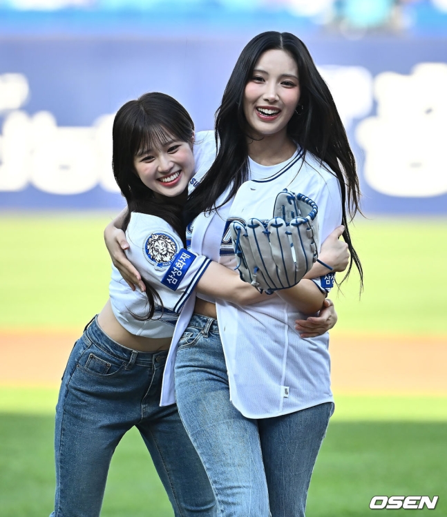 PHOTO】LIGHTSUM チョウォン＆ナヨン、始球・始打式に登場…仲睦まじい