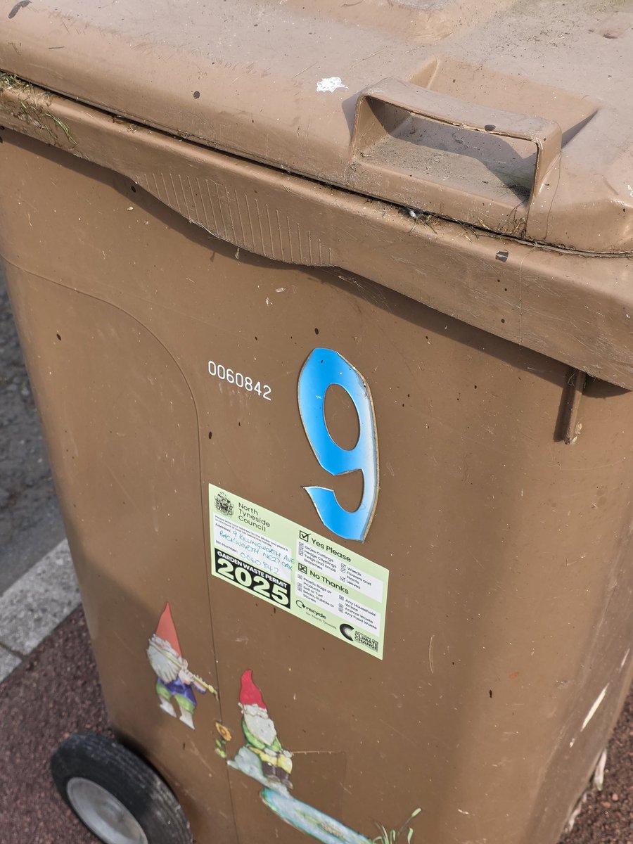 DarkKnightAl79's tweet photo. @NTCouncilTeam would some like to tell me why my grass bin hasn't been emptied today despite paying and displaying the relevant sticker? https://t.co/Nik3d9UDdV