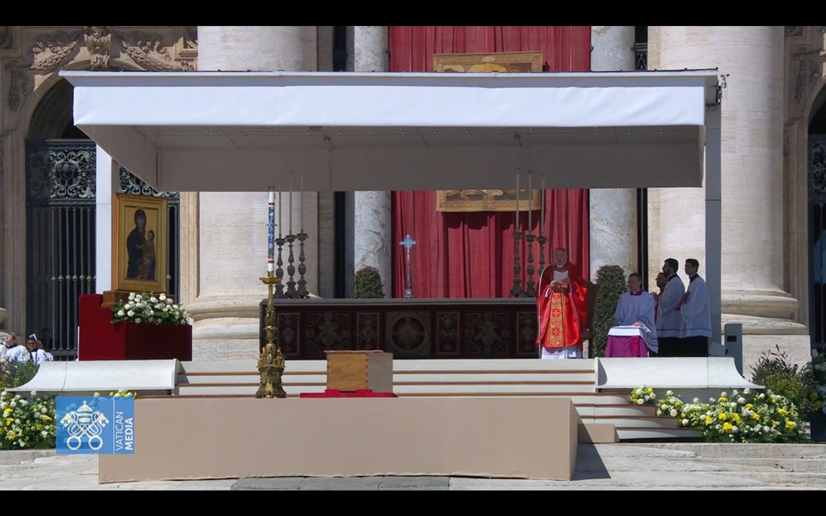vaticannews_it's tweet photo. #funerali di #PapaFrancesco: “Ora chiediamo a Te di pregare per noi e che dal cielo Tu benedica la Chiesa, benedica Roma, benedica il mondo intero, come domenica scorsa hai fatto dal balcone di questa Basilica in un ultimo abbraccio con tutto il popolo di Dio”

#VaticanNewsIT https://t.co/lWEbN60P7i