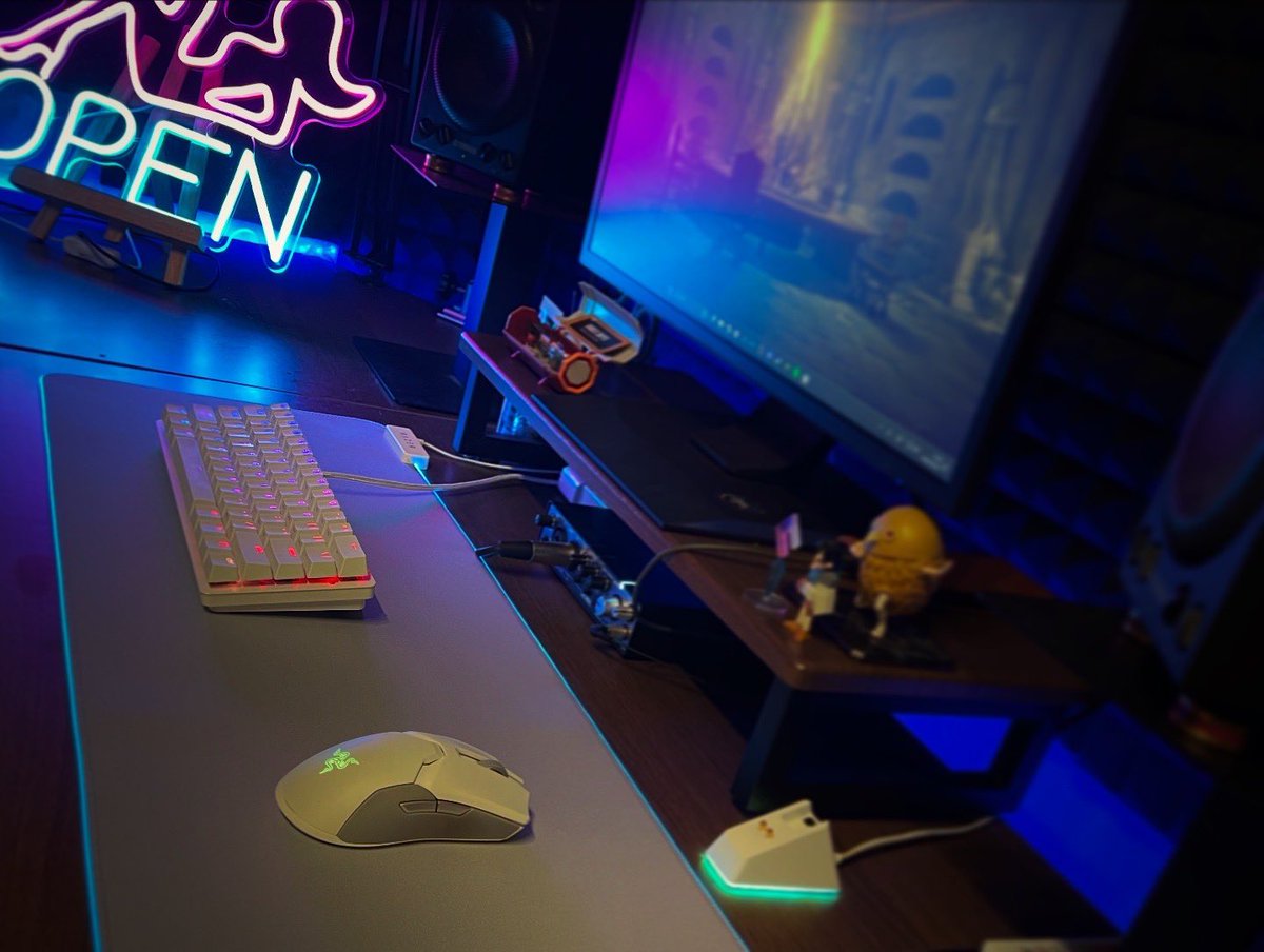 shu_smby's tweet photo. Razer Goliathus Extended Chroma
前まで使ってたGigantusが大分くたびれてきたのでマウスパッド新調!
PC周りのガジェットは大体Razerで統一してます👽
やっぱり光ってるとテンション上がるねえ😚
#razer #goliathus #huntsmanmini #viperultimate https://t.co/Tw9QF48vul