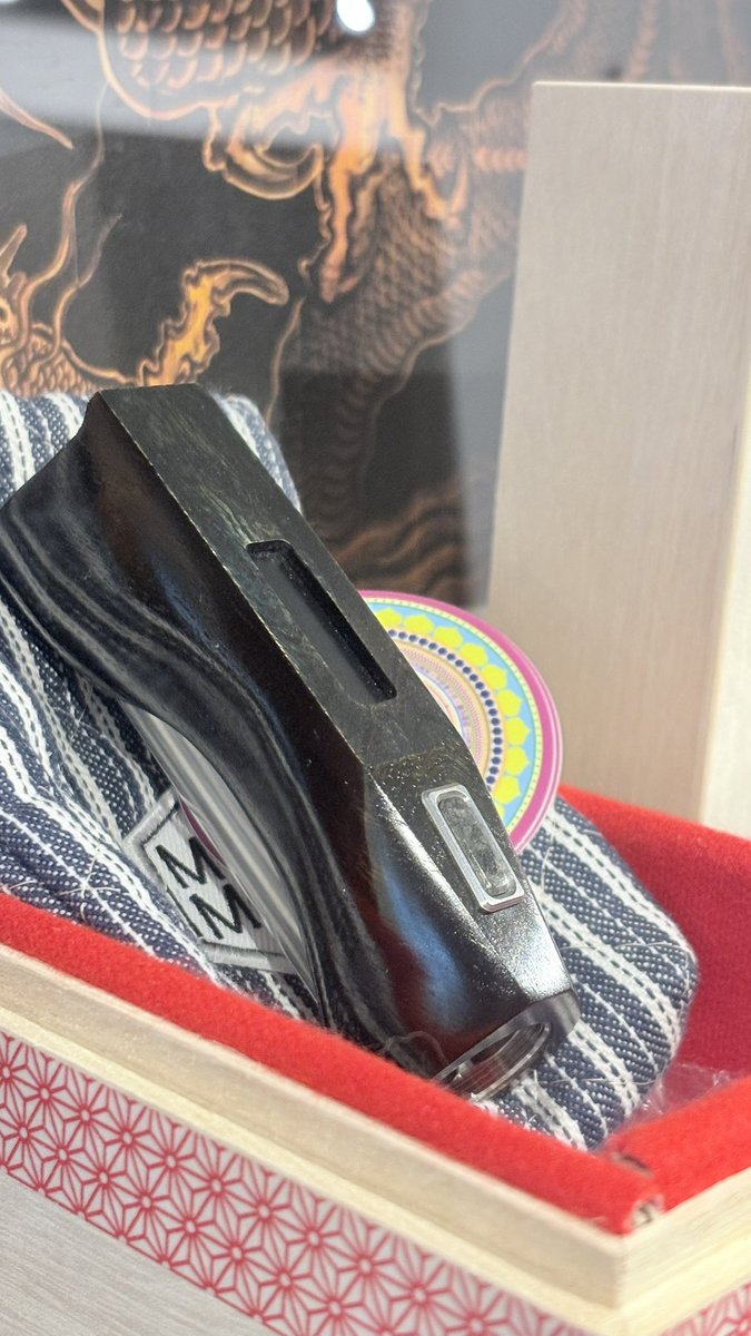 3pcs_vape's tweet image. 本日より店頭で展示しております。
KIZASHI 玖 #9PCS by MOOMODS

iPhoneでは再現されません😂️
この深い深い深緑はもう黒です。
でも実物を見ると緑が透けてるんです。

ぜひ店頭でご覧ください🙇🏻️
#3PCS9周年