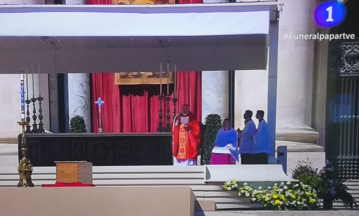 Bien <a href="/rtve/">RTVE</a> traduciendo la homilía. El resto de cadenas están cotilleando.  #FuneralPapaRTVE