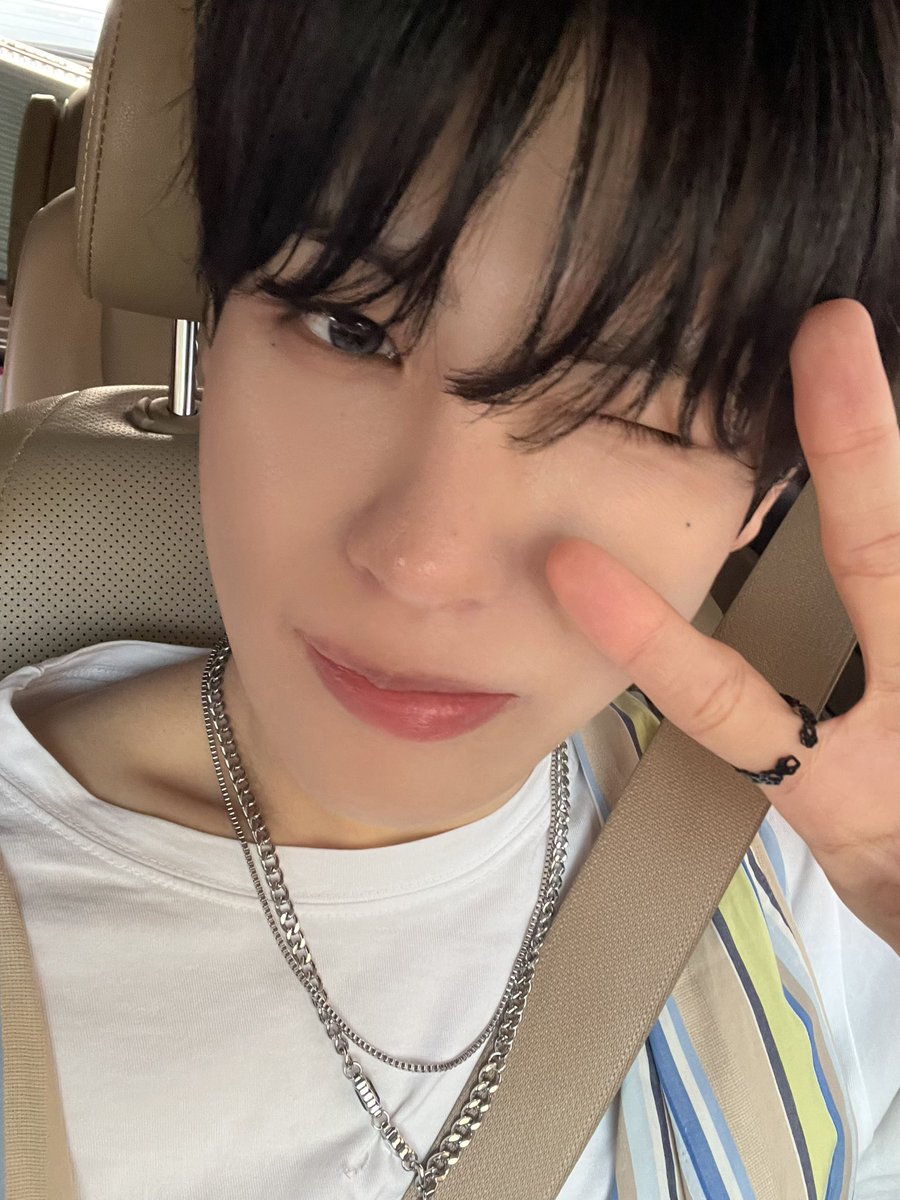 XODIAC_MEMBERS's tweet photo. [#규민🐶] 

오늘 날씨 좋아서 다행이다☀️ 버스킹 보러 와줘서 고마워🩵

#XODIAC #소디엑 #GYUMIN #규민 
#똑똑똑_귬이등장 https://t.co/ZBalVuNU61