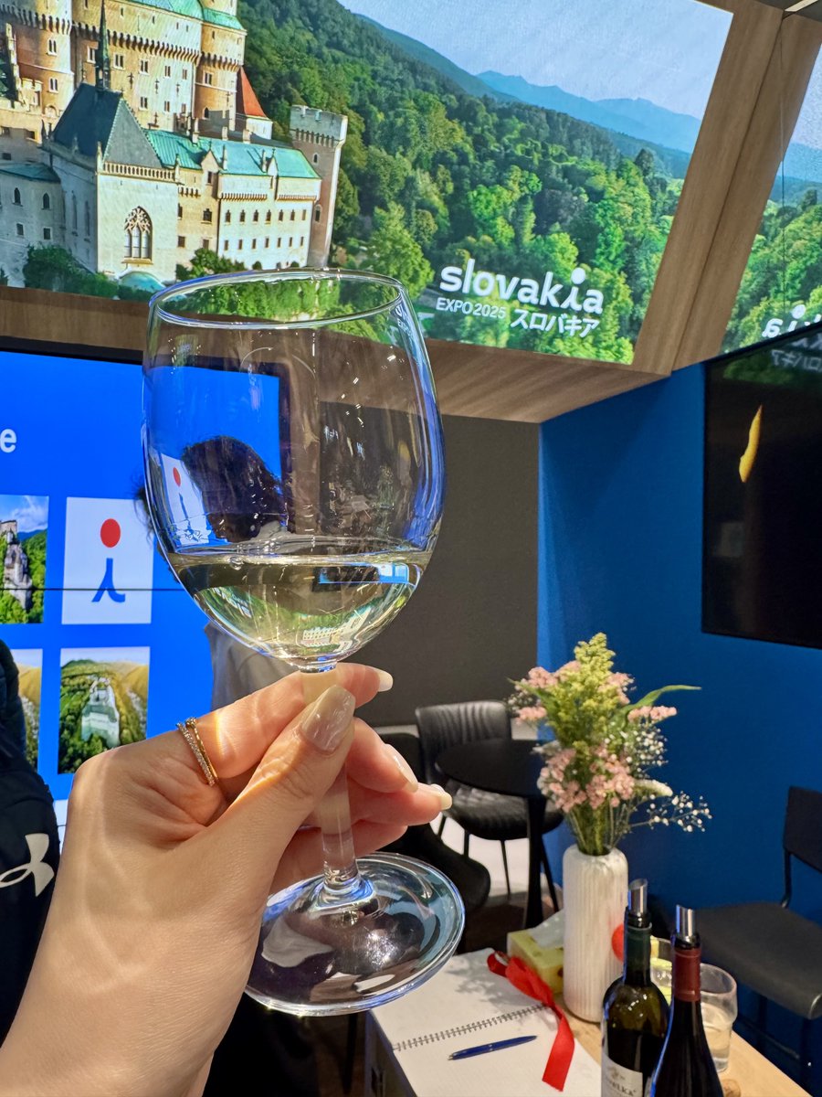 mami_ori's tweet photo. 今日も万博きた！
スロバキアでワインのテイスティング🍷🇸🇰

3種類も試飲させてくれて、量はとても試飲の量ではなく、勢いよく進むため、うっかりお酒弱い人が参加したら大変かも笑笑

スロバキアワインすごくおいしくて、大阪にも扱ってるお店があるみたいなので買いにいきたい🙌

#大阪関西万博 https://t.co/9TNdRzyLd2