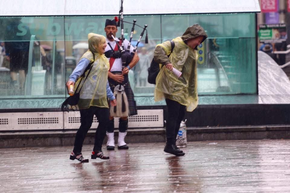 wildswimmer67's tweet photo. People being people…#people #life #love #prayer @LIFE @NatGeo #streetphotography #peoplebeingpeople #lifeonthestreets #peopledancing https://t.co/rv1ybpObz6