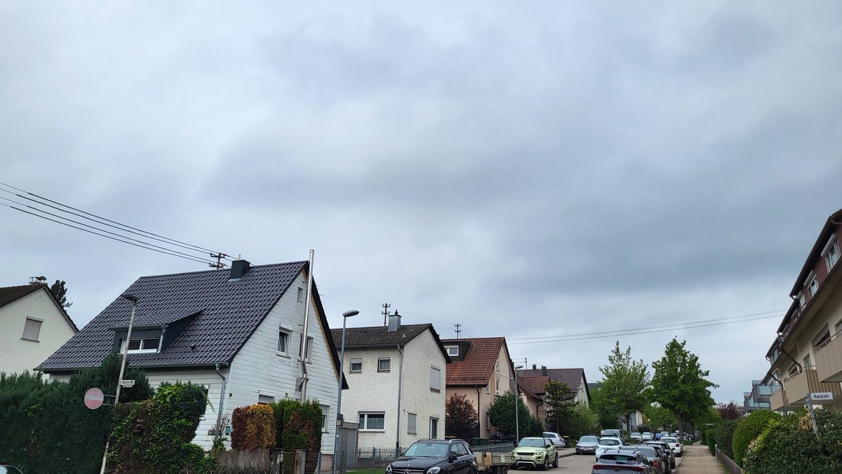 Guten Morgen zusammen heute wird es meist noch stark bewölkt bleiben in der Region #Stuttgart. Aus SO ziehen viele Wolken durch,aus denen es vorübergehend auch etwas regnen kann.Abends Auflockerungen. Max 12-16°C
