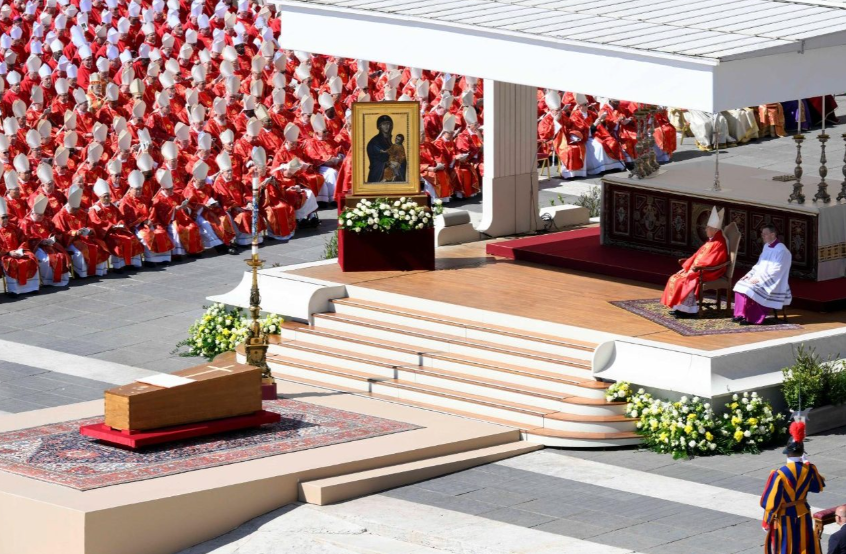 🇻🇦„#PapieżFranciszek zawsze stawiał w centrum Ewangelię miłosierdzia, wielokrotnie podkreślając, że Bóg nie męczy się przebaczaniem" - mówił w homilii na Mszy pogrzebowej kard. Giovanni Battista Re, dziekan Kolegium Kardynalskiego.

➡️tinyurl.com/mv66ubv7

<a href="/EpiskopatNews/">EpiskopatNews</a>