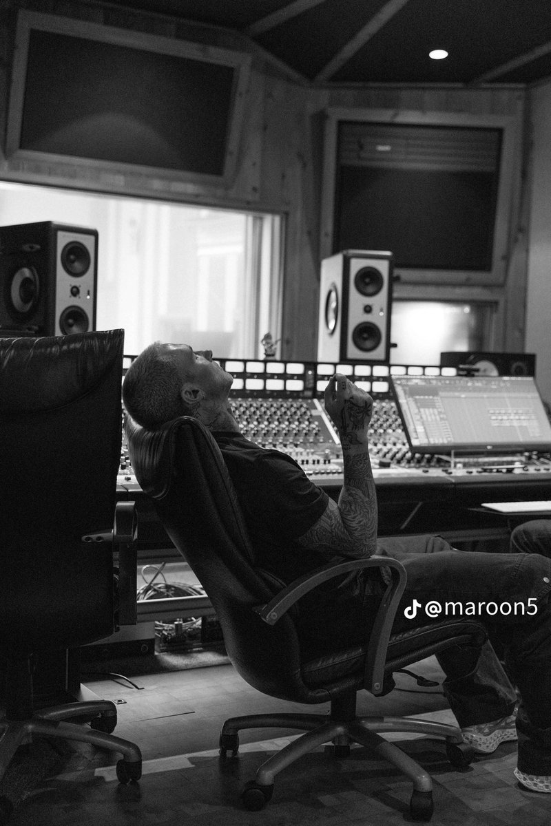 personalstuffs's tweet photo. Adam Levine นักร้องนำวง MAROON 5 ทุ่มเทกับการทำงานมากค่ะ ช่วงเดือน เมย ที่ผ่านมา ได้โพสใน Tiktok ว่า Final touches + last listens 🔊

#LISAxMAROON5 #LISAxPRICELESS https://t.co/8uBwmp4gUC