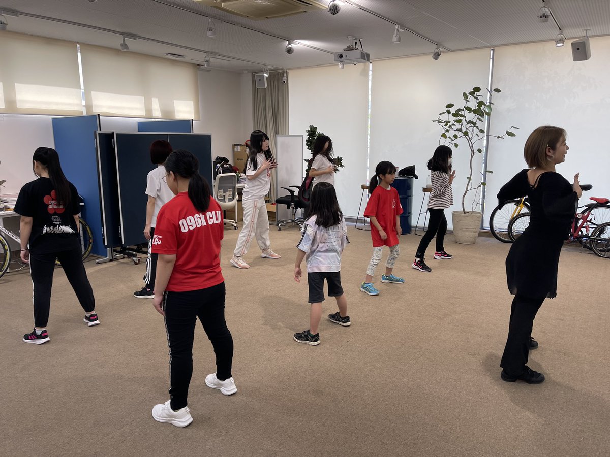 本日の #オクロッククラブ レッスンは、ダンスの基礎、アイソレーションやストレッチを一つ一つ丁寧に練習しました✨

また、ターンのステップを新たに挑戦し、振り付けも覚えるスピードがどんどん早くなっています☺️
初めての方でも安心です🙆‍♀️
沢山のご参加をお待ちしております🫶