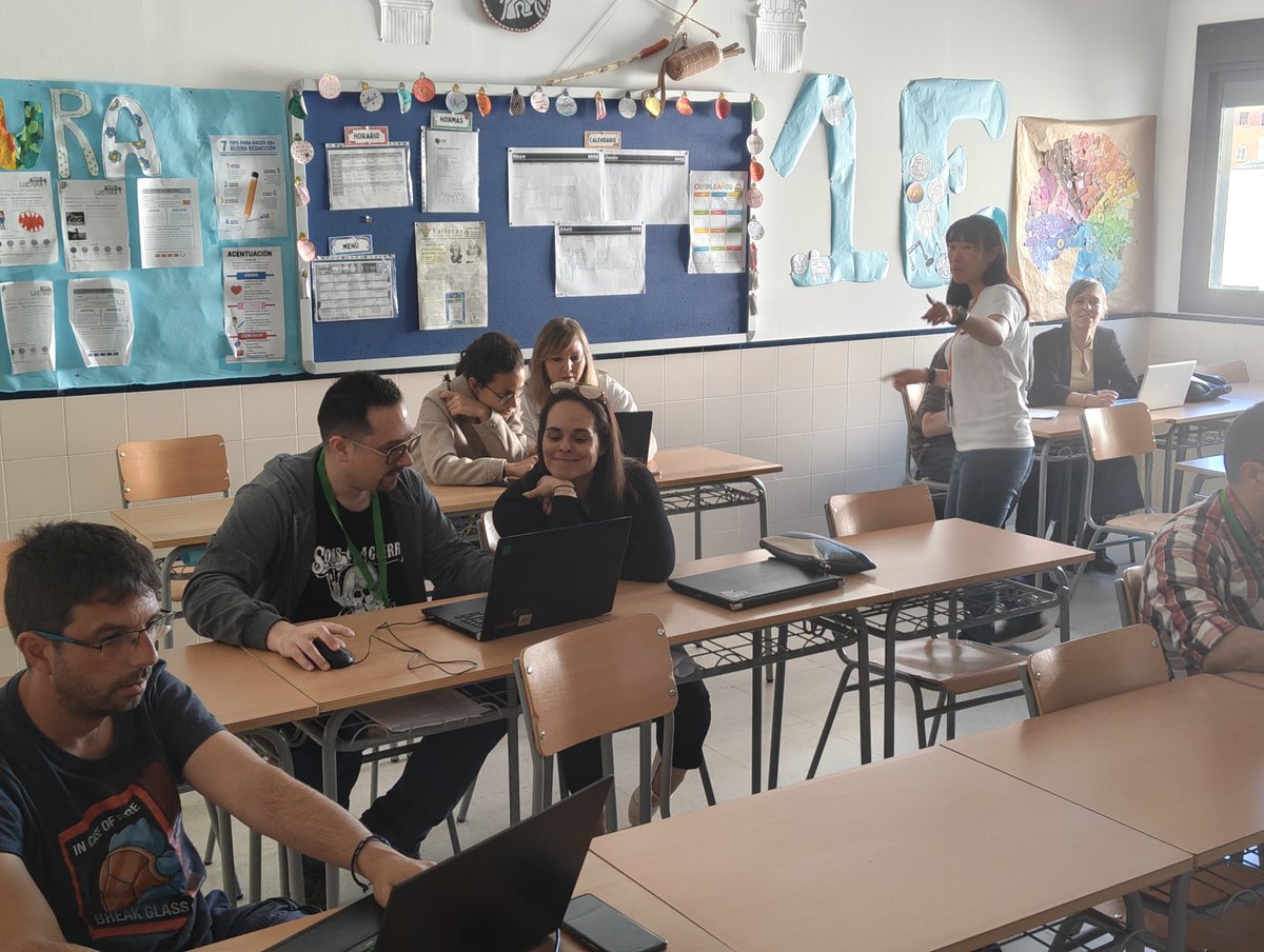 Nuestras organizadoras <a href="/Andrea_VtGr/">Andrea Vitórica</a> y <a href="/MiguelChumillas/">Miguel Chumillas</a> inmersos en el mundo de @l3tcraft #JGA25