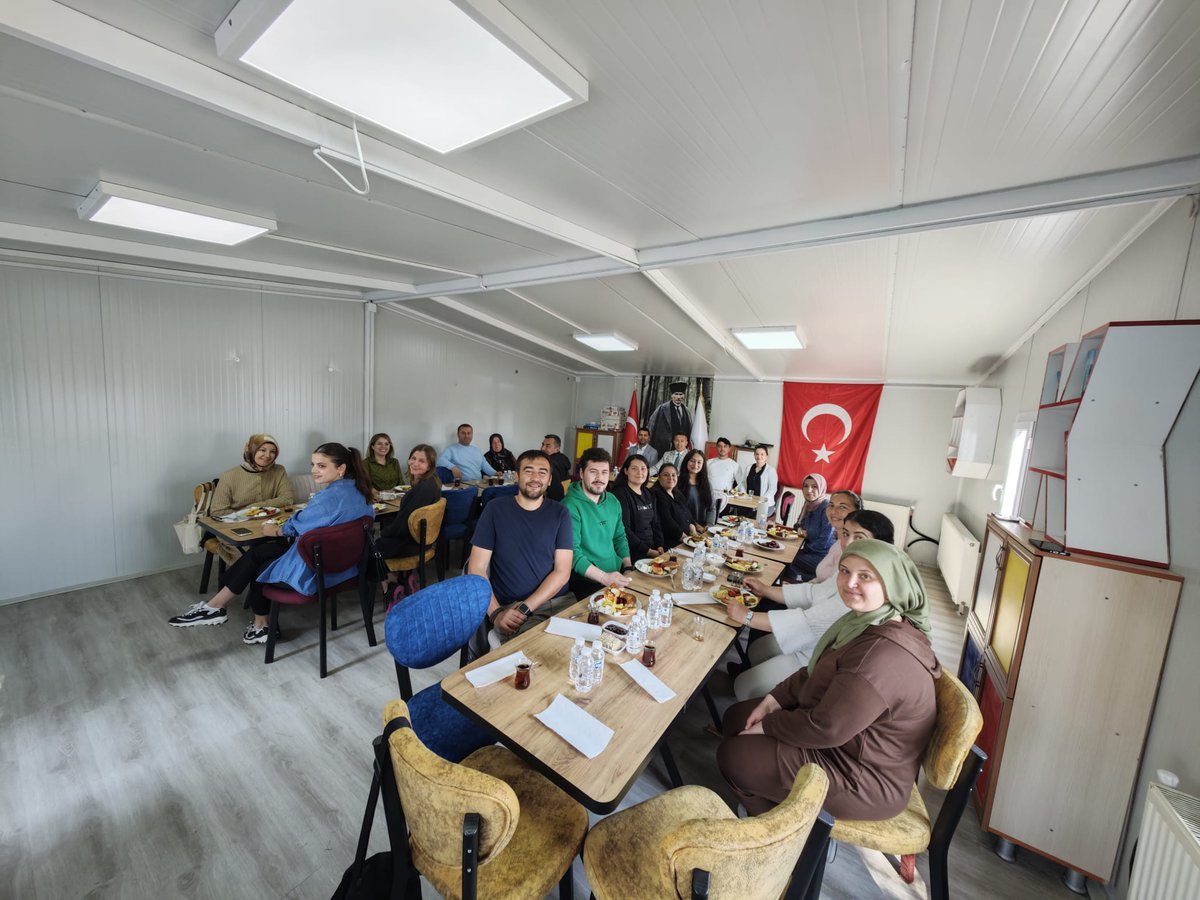 Çalışma arkadaşlarımız ve Okul Aile Birliğimizle kahvaltılı toplantı da buluştuk. 23 Nisan Ulusal Egemenlik ve Çocuk Bayramı dolayısıyla emek harcayan değerli çalışma arkadaşlarımıza teşekkür ettik. Yıl sonu yapacağımız açılış, gezi, şenlik sergi vb etkinliklerimizi planladık.