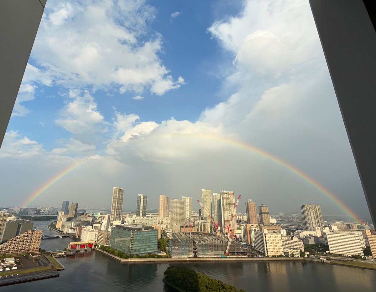 16:30東京湾にかかった虹は、端から端まで本当に綺麗に見えた上に、副虹・過剰虹ともにくっきり見えて、贅沢でした🌈